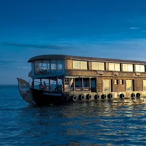 **** Botel Harmony Houseboats India